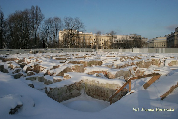 Odkopane piwnice Pałacu Saskiego. Zima.